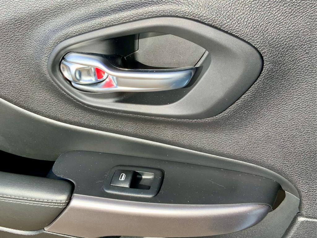 Thumbnail: 2021 Jeep Cherokee - 50