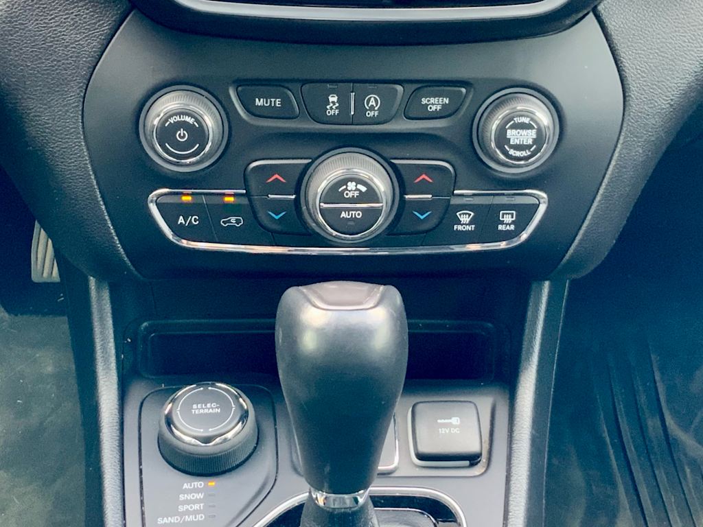 Thumbnail: 2022 Jeep Cherokee - 25