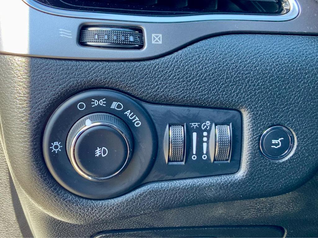 Thumbnail: 2022 Jeep Cherokee - 35