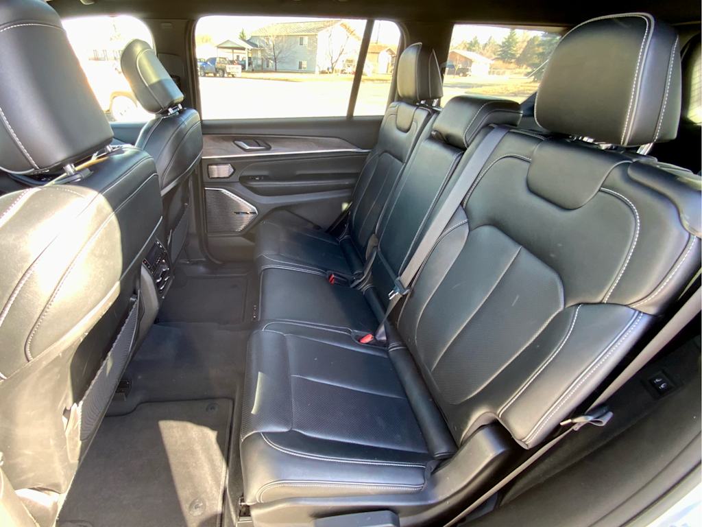 2023 Jeep Grand Cherokee L Overland 12