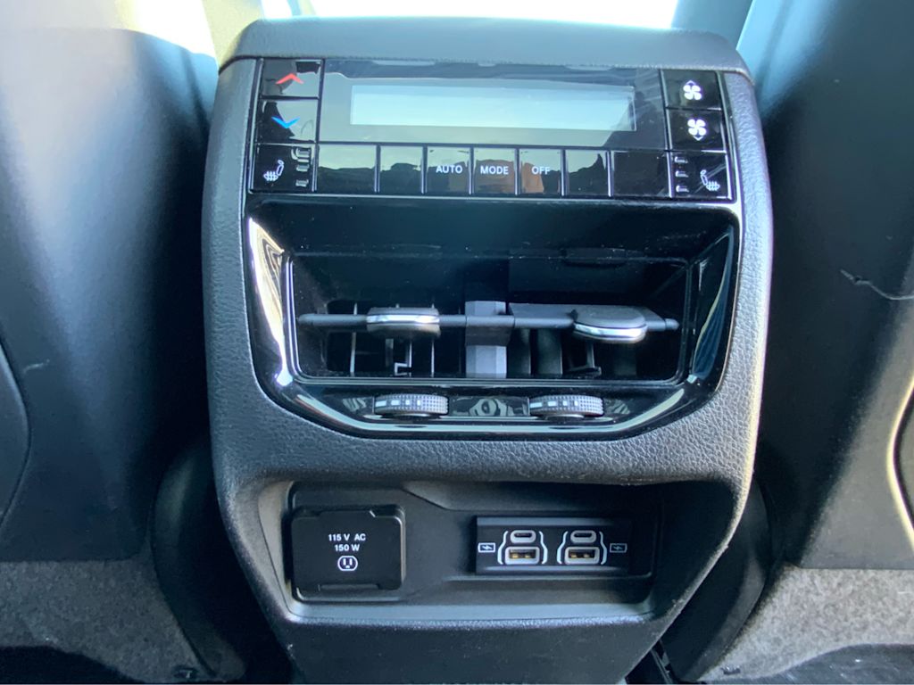 2023 Jeep Grand Cherokee L Overland 46