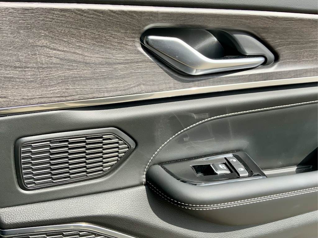 Thumbnail: 2023 Jeep Grand Cherokee L - 44