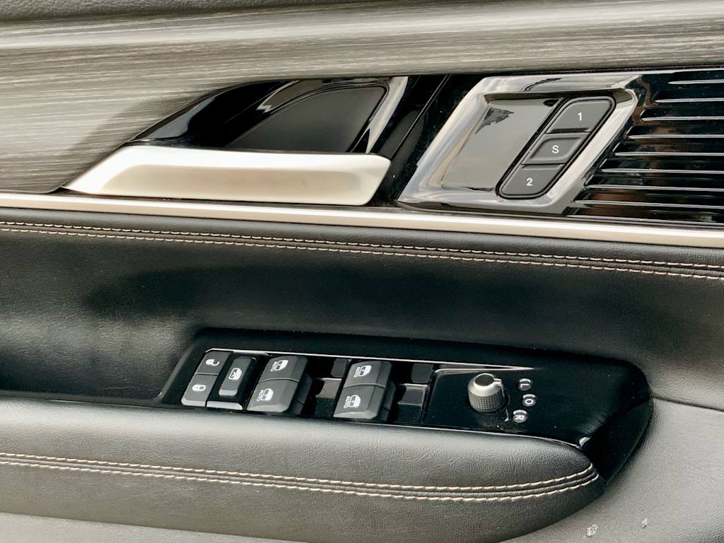 Thumbnail: 2024 Jeep Wagoneer - 41