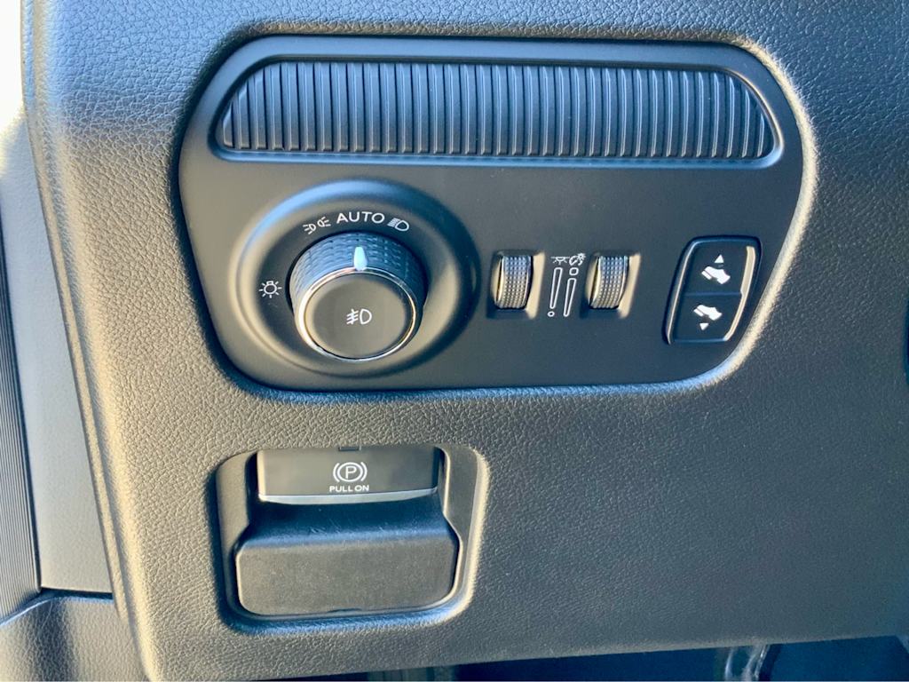 Thumbnail: 2022 Jeep Wagoneer - 43