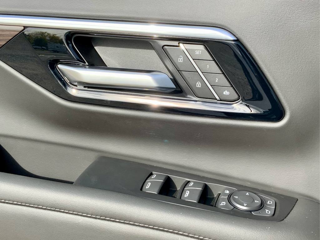 Thumbnail: 2026 Chevrolet Suburban - 43