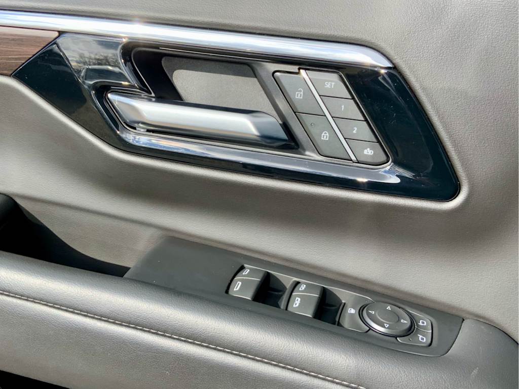 Thumbnail: 2025 Chevrolet Suburban - 47