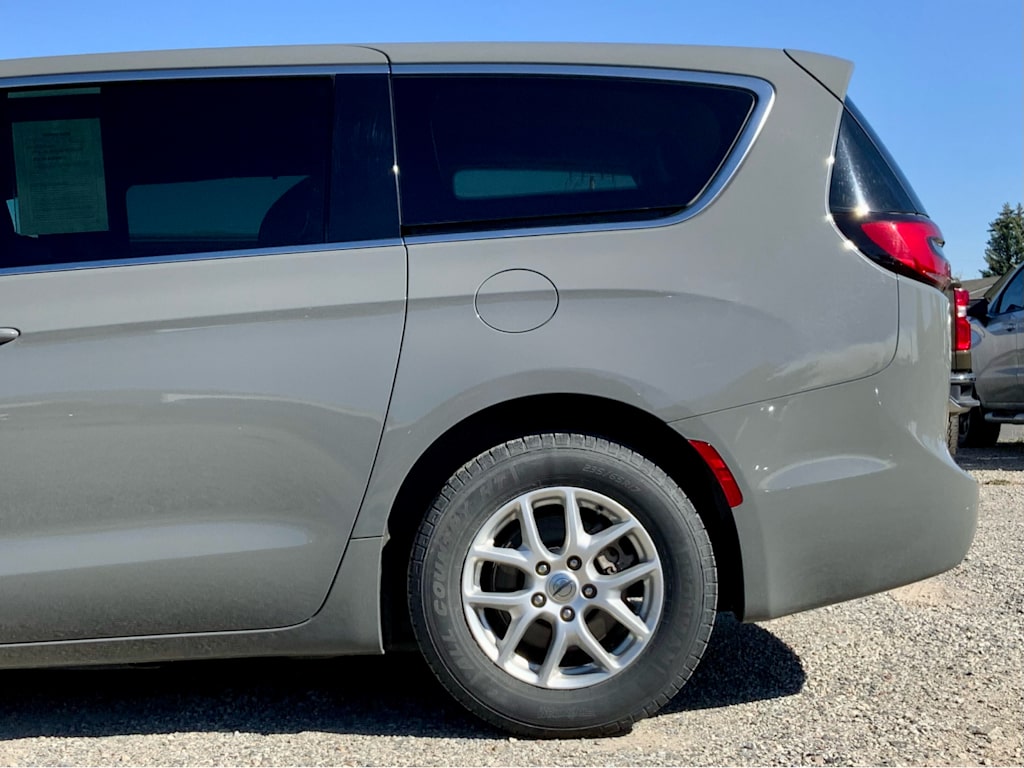 Thumbnail: 2023 Chrysler Pacifica - 8