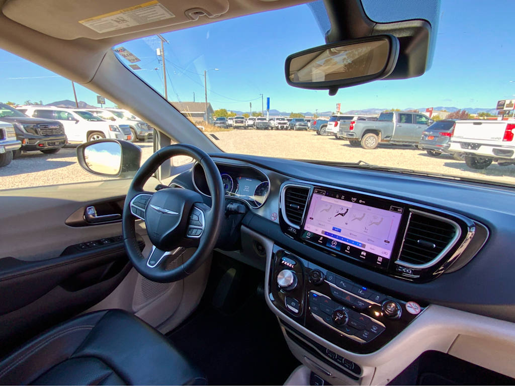 Thumbnail: 2023 Chrysler Pacifica - 9