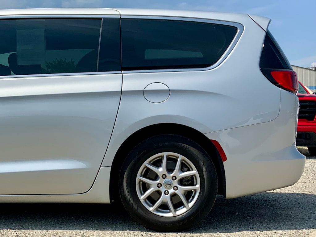 Thumbnail: 2023 Chrysler Voyager - 25