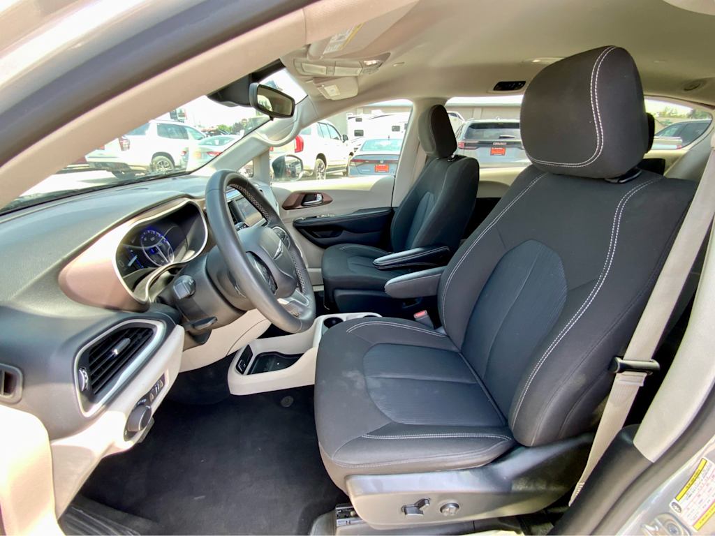 Thumbnail: 2023 Chrysler Voyager - 10