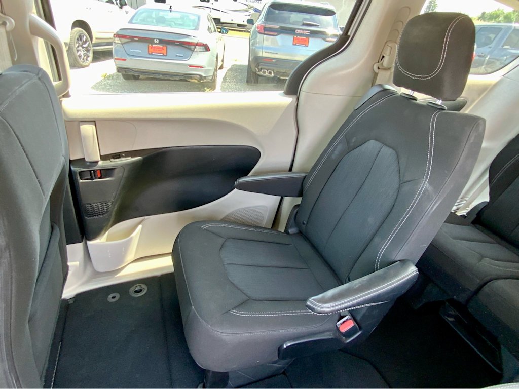 Thumbnail: 2023 Chrysler Voyager - 32