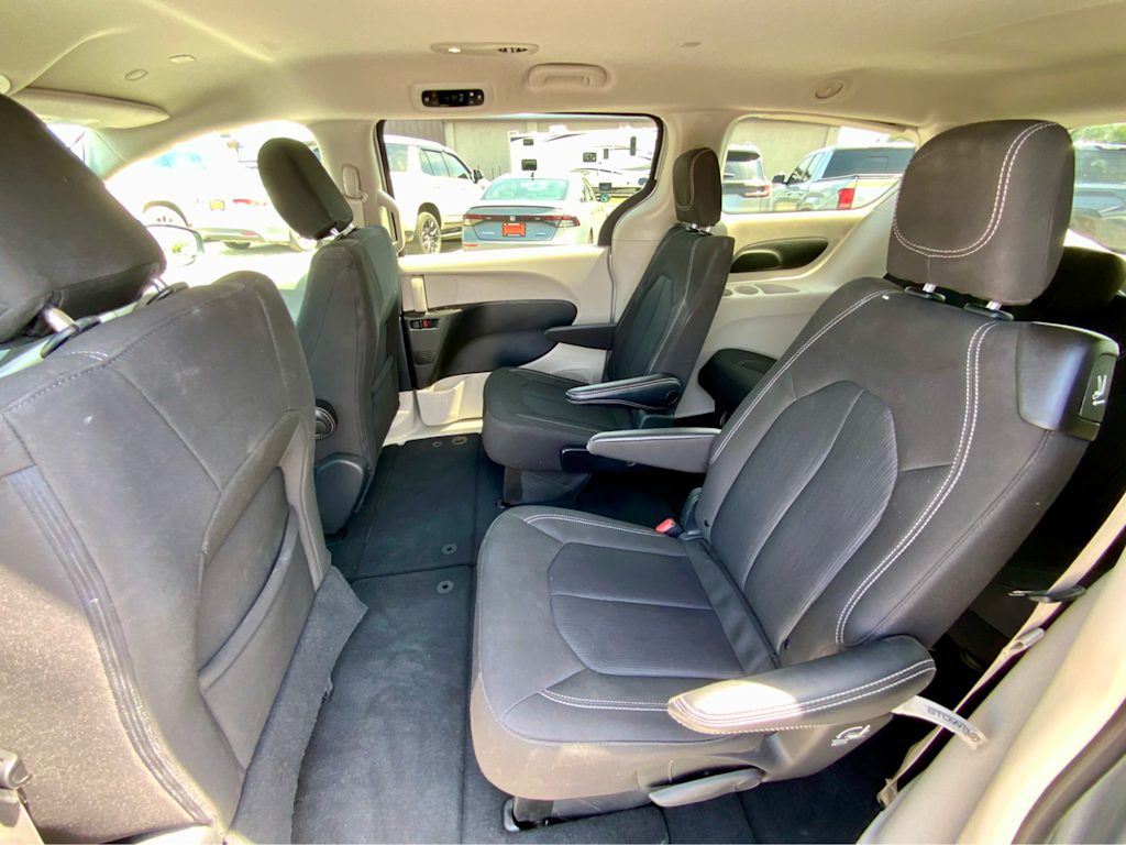Thumbnail: 2023 Chrysler Voyager - 12