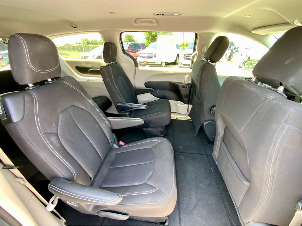Thumbnail: 2023 Chrysler Voyager - 31