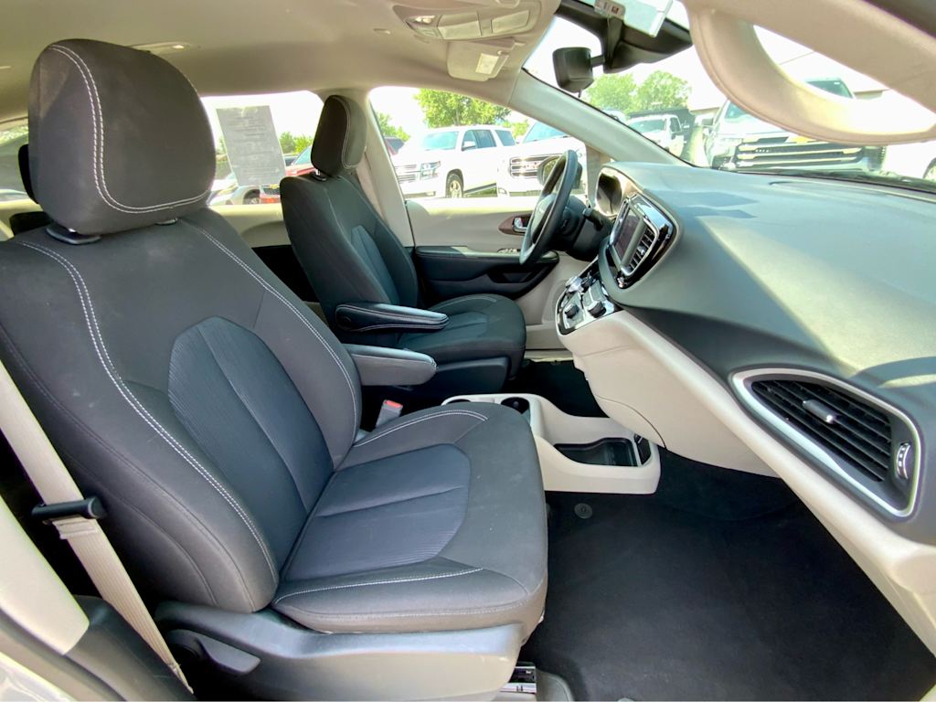 Thumbnail: 2023 Chrysler Voyager - 11