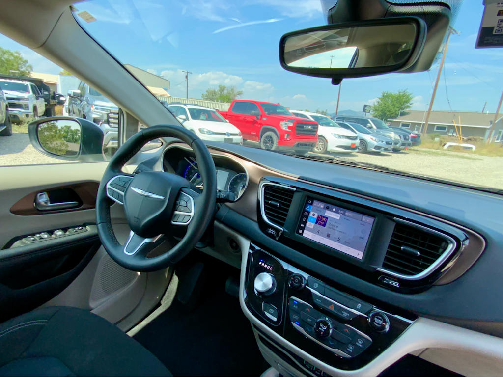 Thumbnail: 2023 Chrysler Voyager - 9
