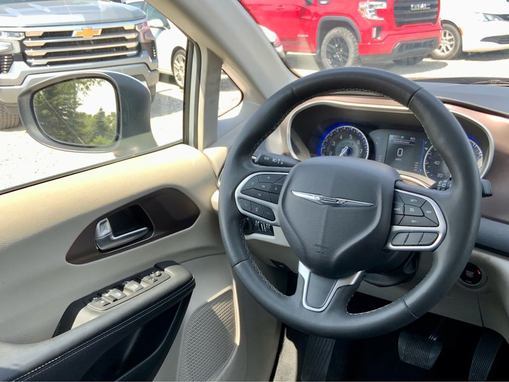 Thumbnail: 2023 Chrysler Voyager - 13