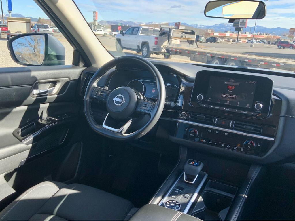 2022 Nissan Pathfinder SV 13