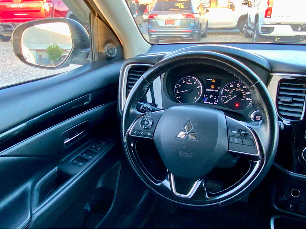 Thumbnail: 2019 Mitsubishi Outlander - 14