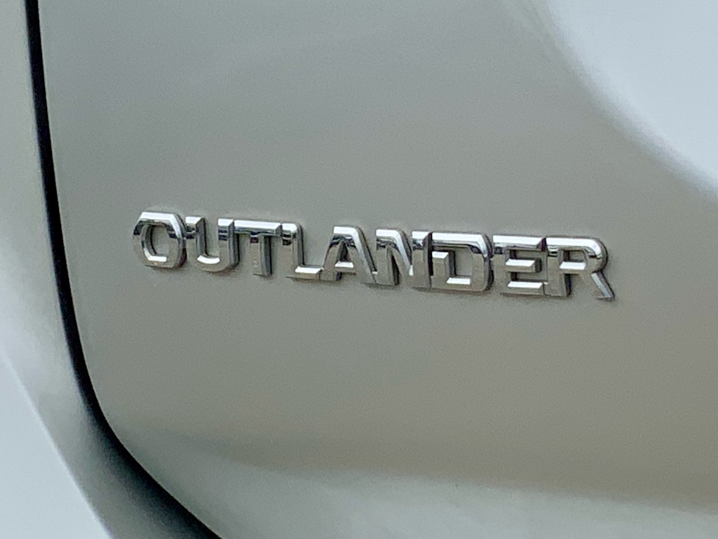 Thumbnail: 2020 Mitsubishi Outlander - 26