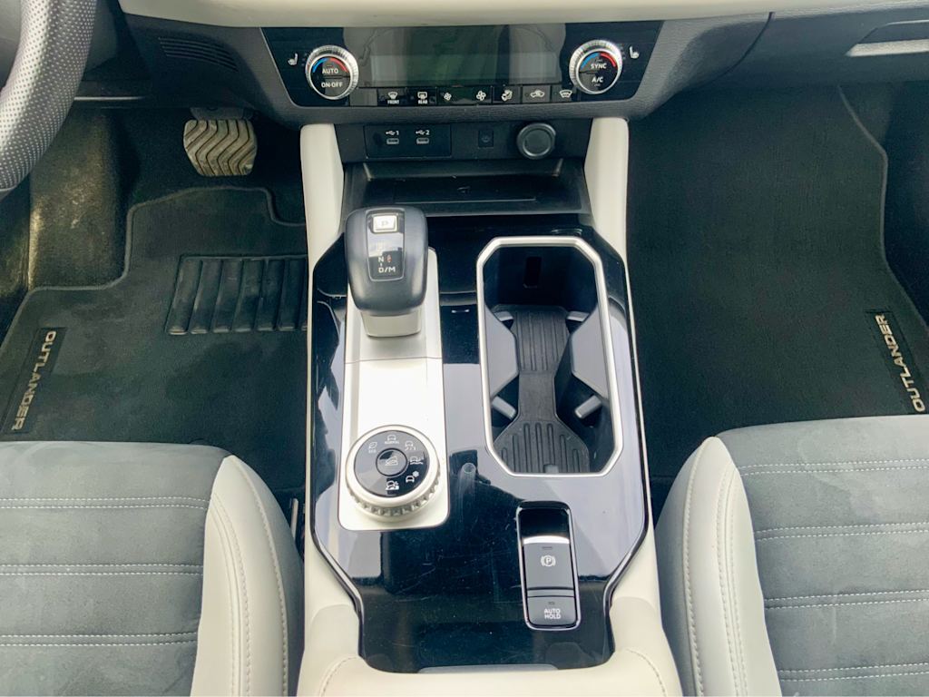 Thumbnail: 2025 Mitsubishi Outlander - 16
