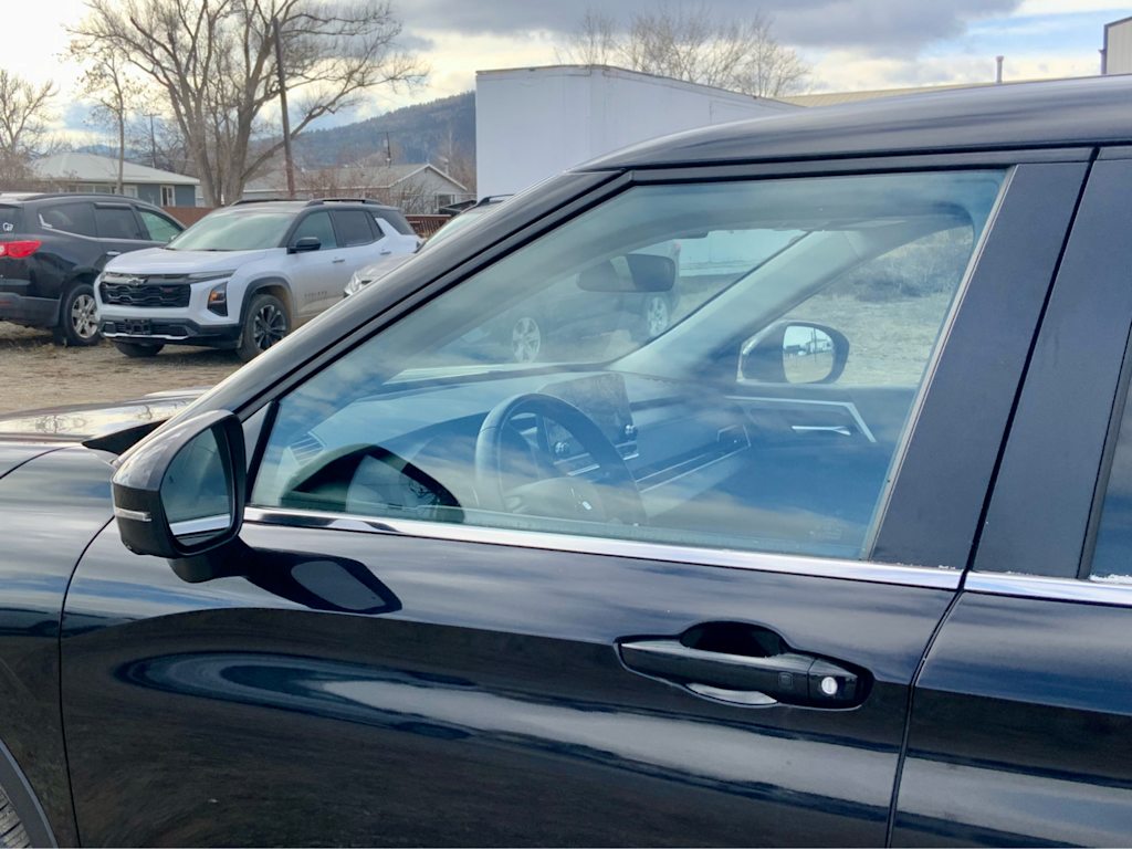 Thumbnail: 2024 Mitsubishi Outlander - 25