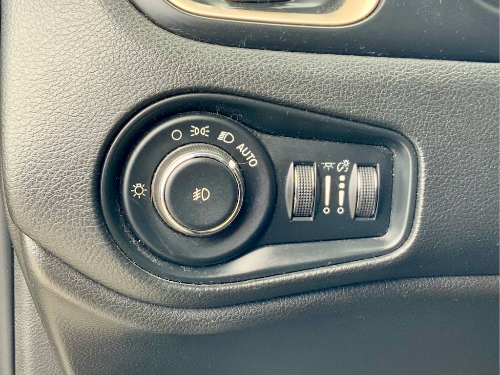 Thumbnail: 2017 Jeep Renegade - 31