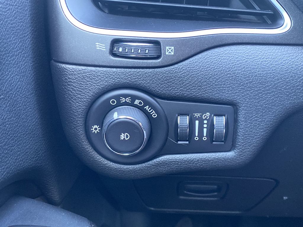 Thumbnail: 2019 Jeep Cherokee - 28