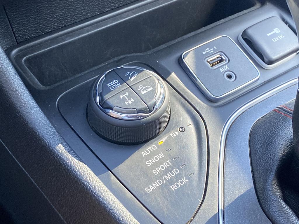 Thumbnail: 2019 Jeep Cherokee - 30