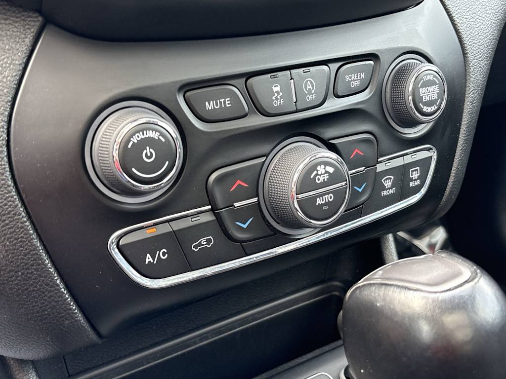 Thumbnail: 2022 Jeep Cherokee - 28