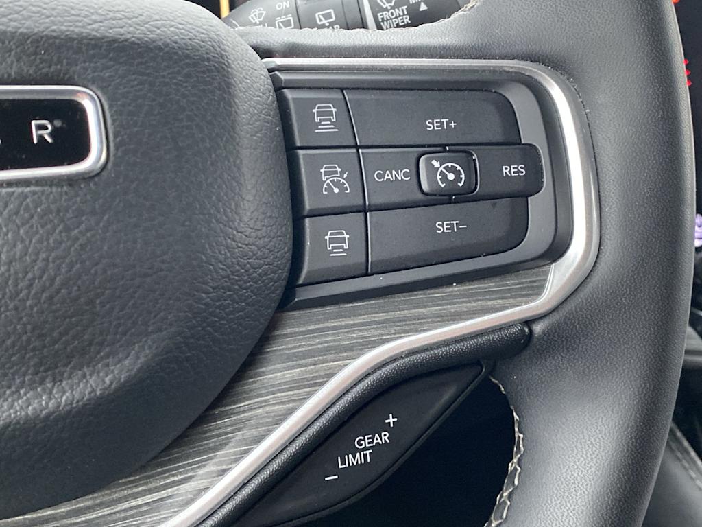 Thumbnail: 2024 Jeep Wagoneer - 25