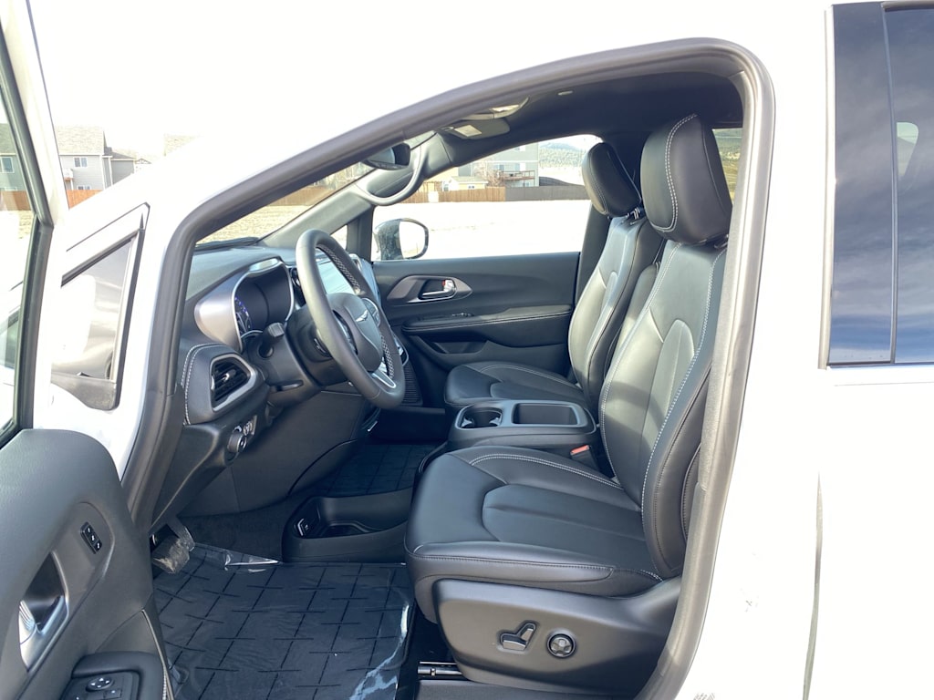 Thumbnail: 2026 Chrysler Pacifica - 9