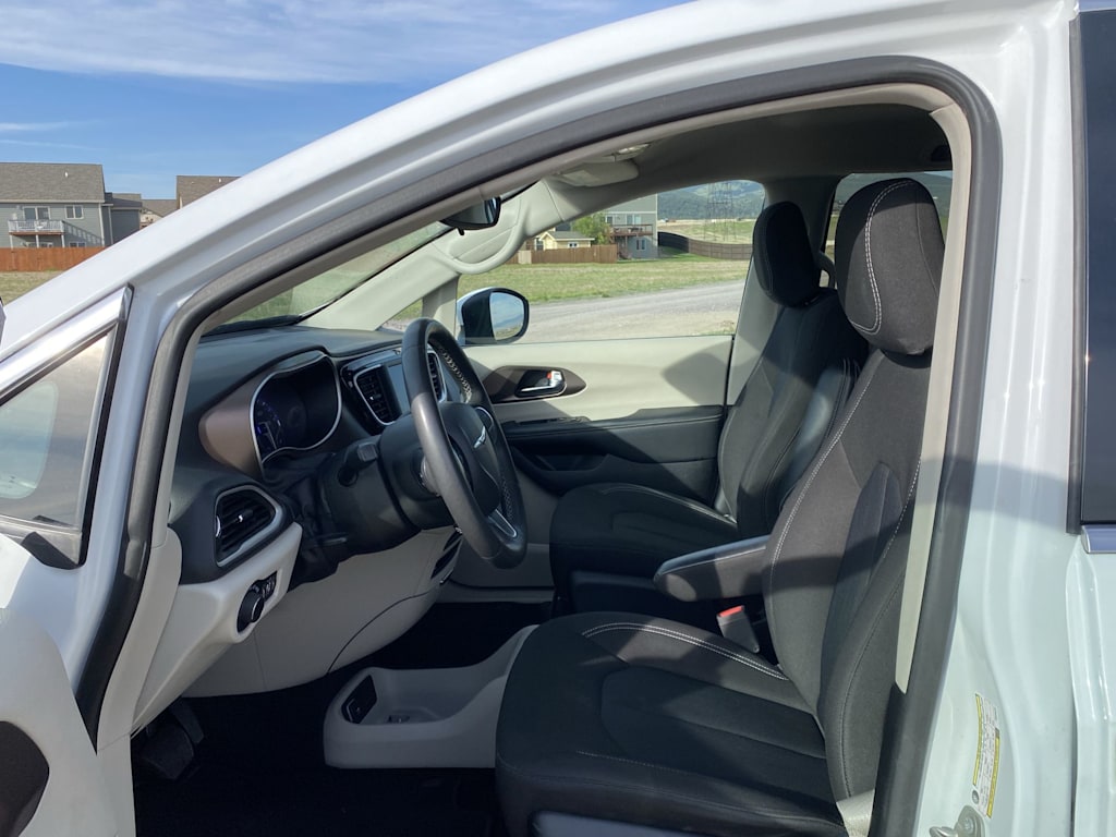 Thumbnail: 2023 Chrysler Voyager - 8