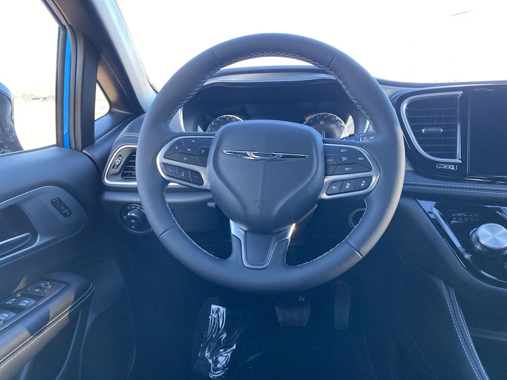 Thumbnail: 2026 Chrysler Pacifica - 8