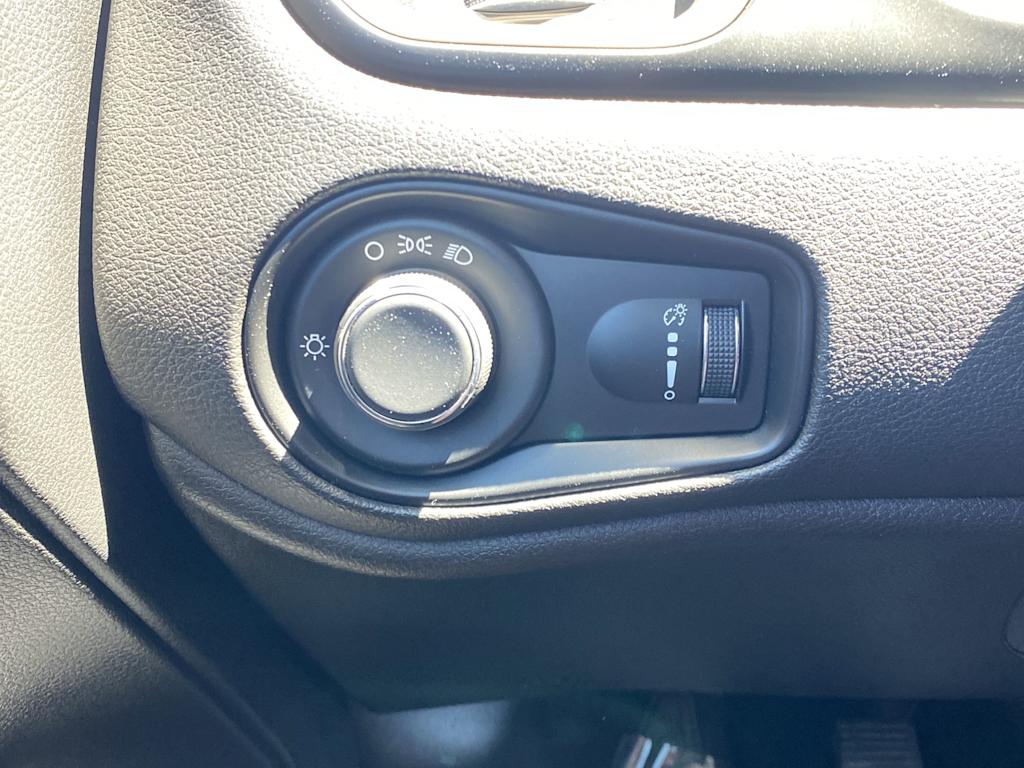 Thumbnail: 2016 Jeep Renegade - 17