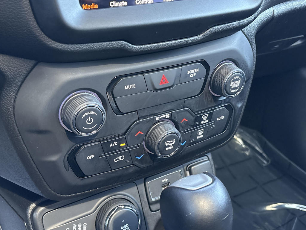 Thumbnail: 2019 Jeep Renegade - 28
