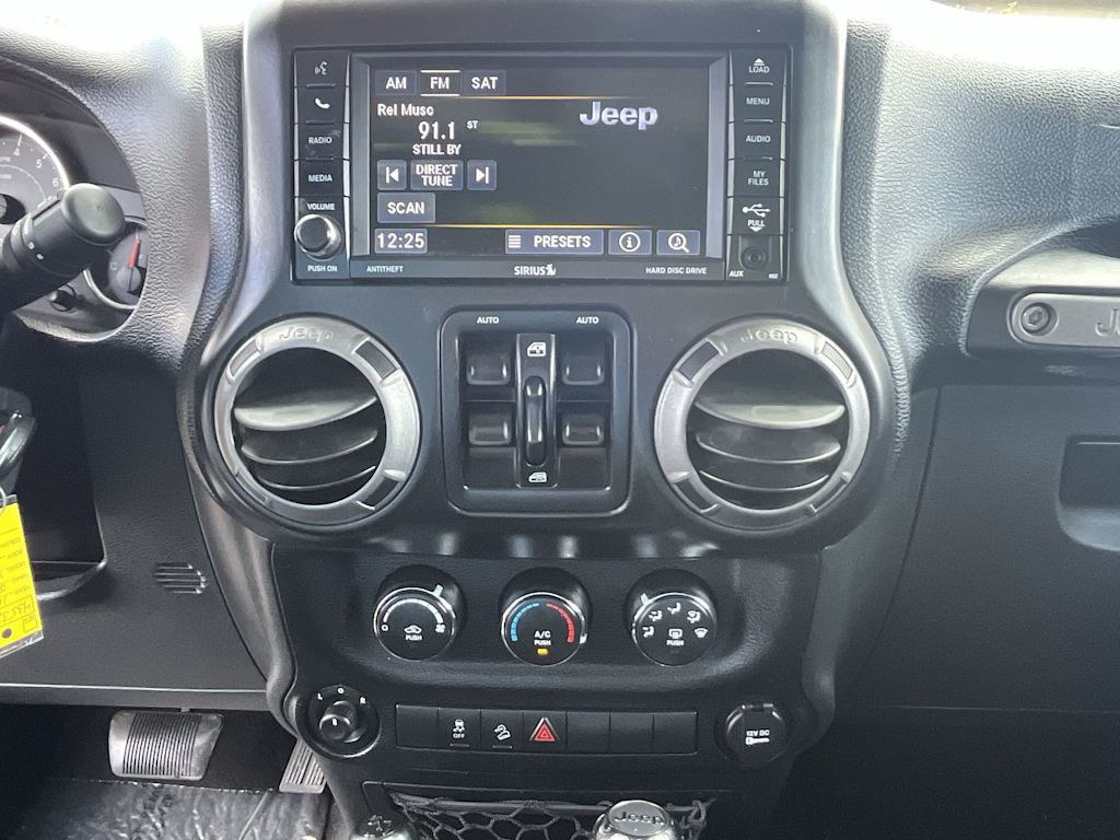 Thumbnail: 2015 Jeep Wrangler - 15