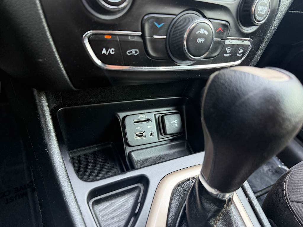 Thumbnail: 2015 Jeep Cherokee - 20