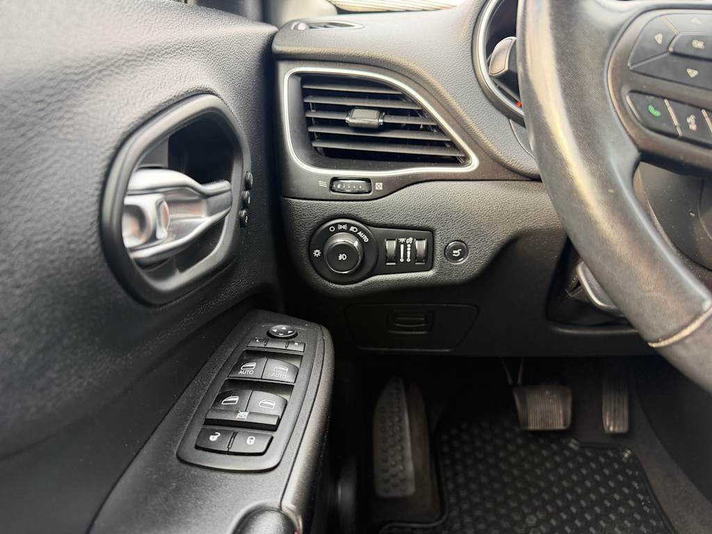 Thumbnail: 2020 Jeep Cherokee - 20
