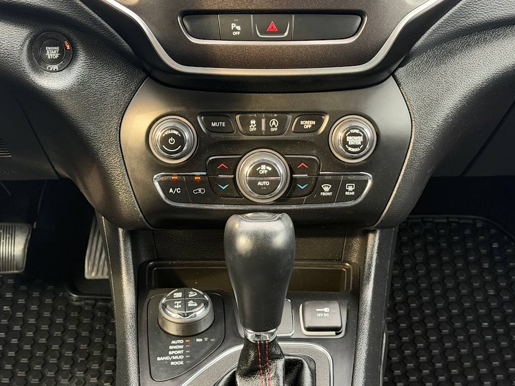 Thumbnail: 2020 Jeep Cherokee - 22