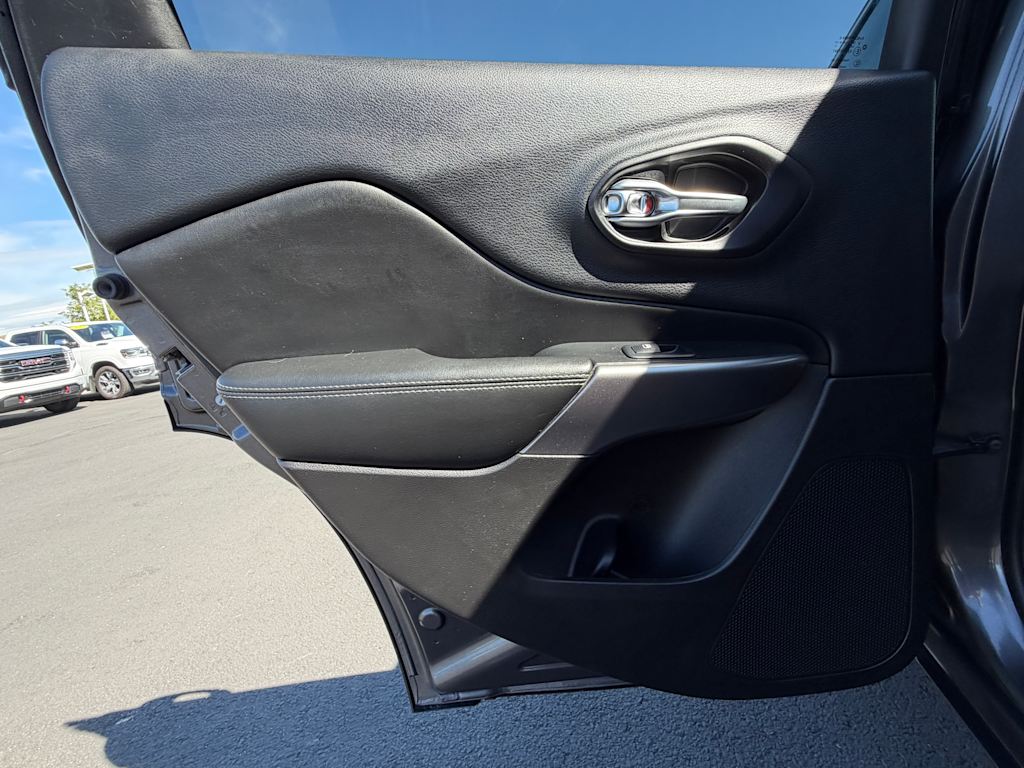 Thumbnail: 2019 Jeep Cherokee - 25