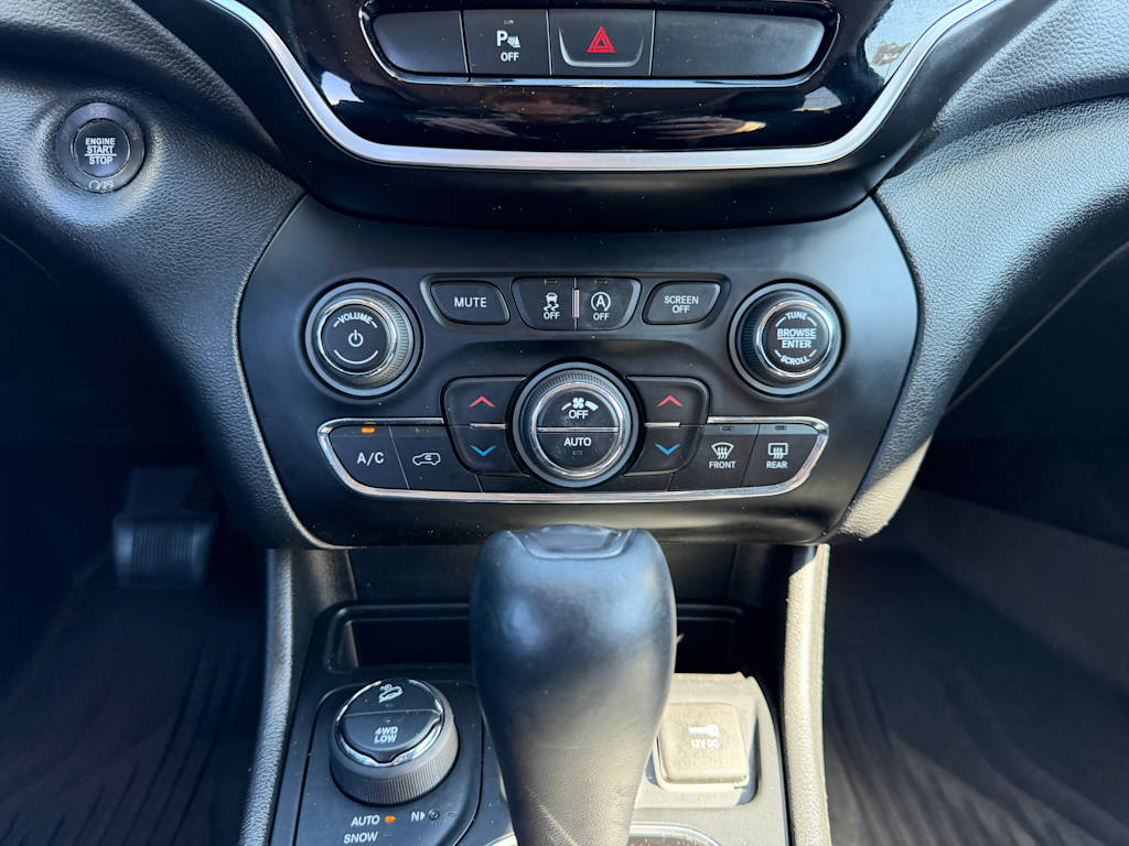 Thumbnail: 2019 Jeep Cherokee - 21
