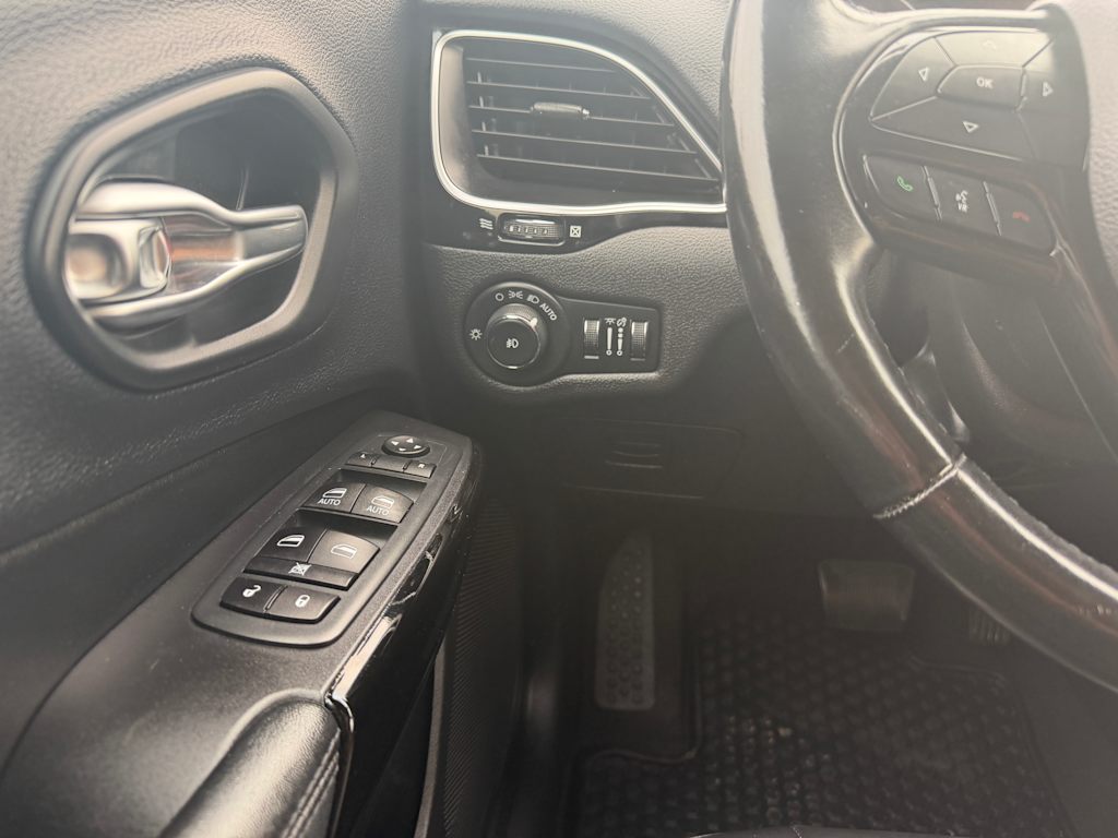 Thumbnail: 2020 Jeep Cherokee - 20