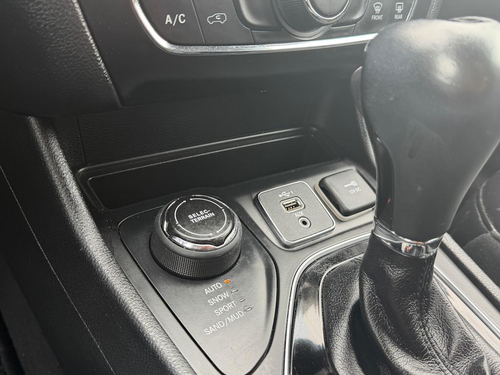 Thumbnail: 2020 Jeep Cherokee - 23