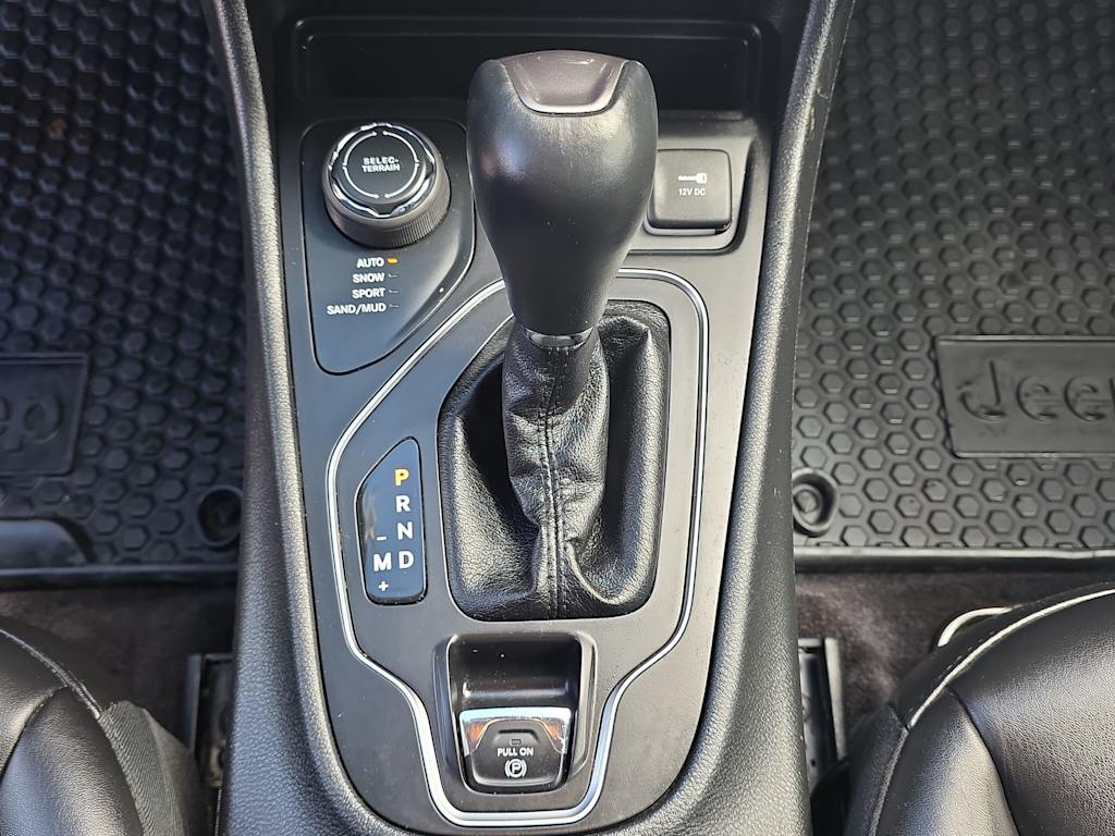 Thumbnail: 2019 Jeep Cherokee - 16