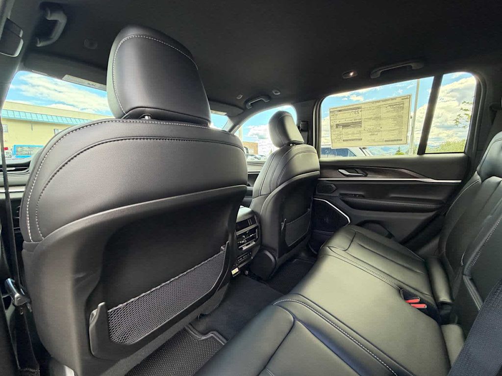 Thumbnail: 2026 Jeep Grand Cherokee - 32