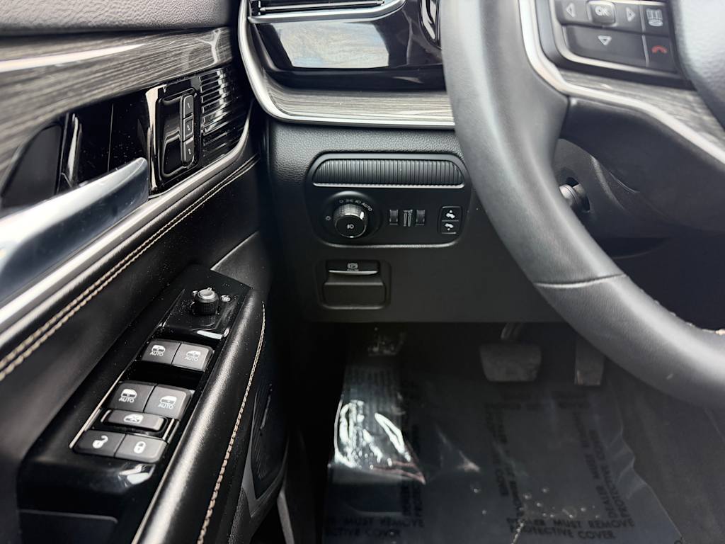 Thumbnail: 2022 Jeep Wagoneer - 6