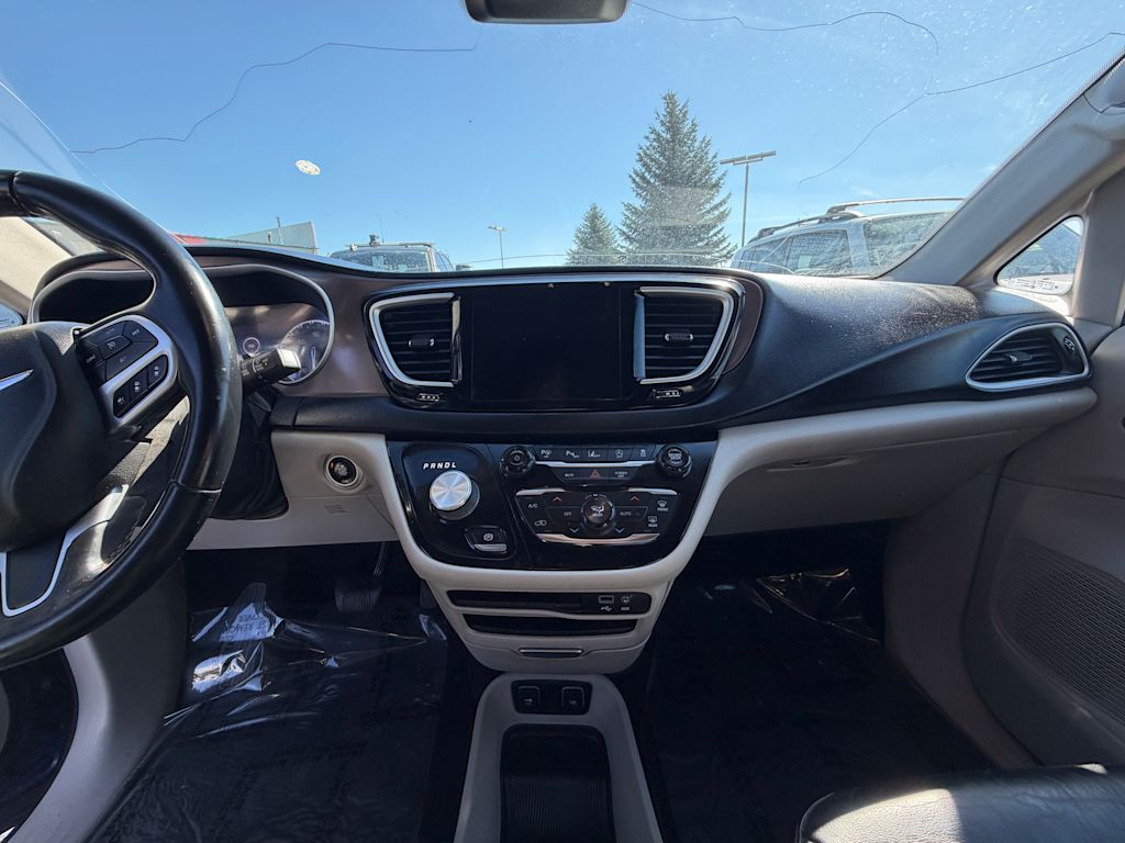 Thumbnail: 2018 Chrysler Pacifica - 8