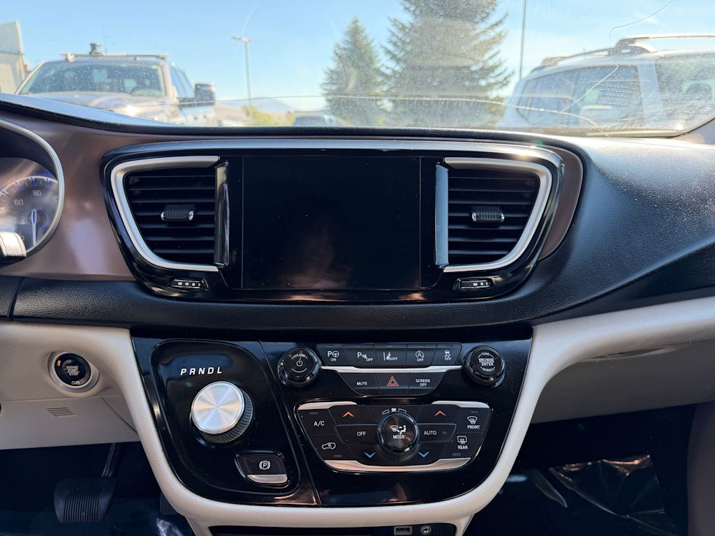 Thumbnail: 2018 Chrysler Pacifica - 9
