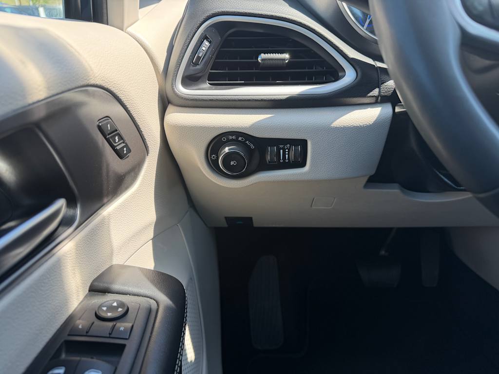 Thumbnail: 2023 Chrysler Pacifica - 21