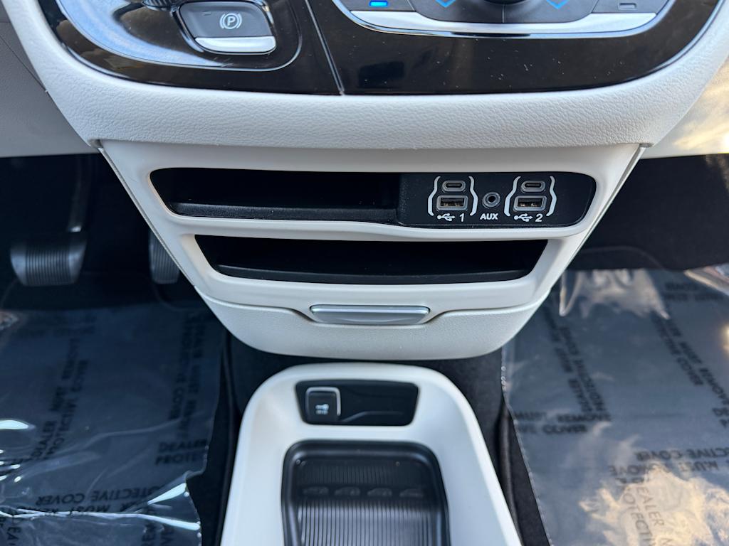 Thumbnail: 2023 Chrysler Pacifica - 21